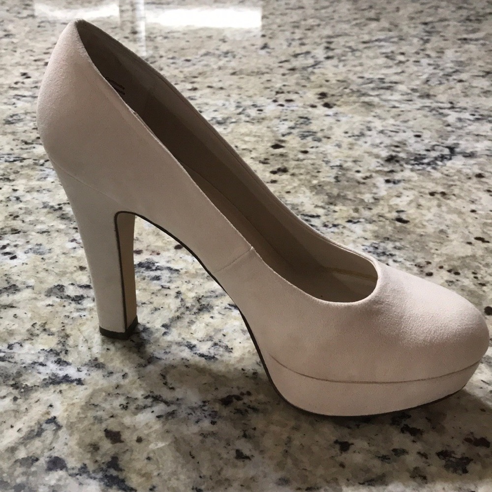 Platform pump heels
